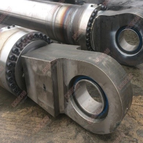 Hidravlični cilindri za luška dvigala in naprave za raztovor kontejnerjev in sipkih tovorov.